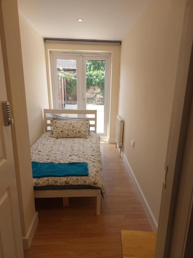 Vibrant Single Room Only For One Adult Southall Luaran gambar